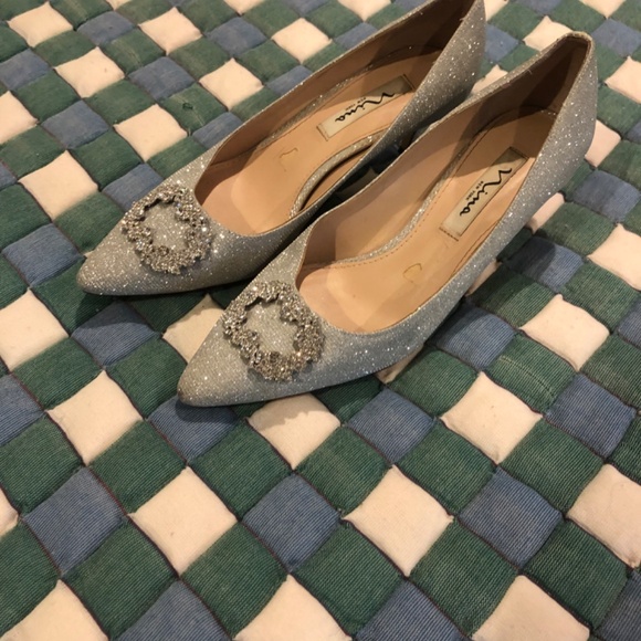 NEYA TRUE SILVER TEXTURED METALLIC MID-HEEL PUMPS WITH JEWELLED BUCKLE - Picture 7 of 8